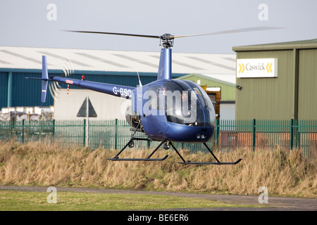 Robinson R22 Beta G-BSCE im Flug abheben vom Sandtoft Flugplatz Stockfoto