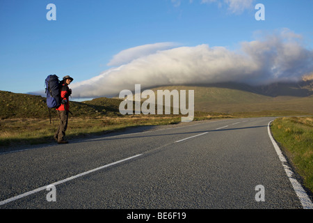 Männliche Wanderer auf leere Bergstraße, Isle Of Skye, Schottland Stockfoto