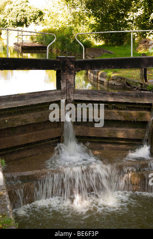 Flusswasser sickert durch geschlossenes Vorhängeschloss Gateson, cill Stockfoto