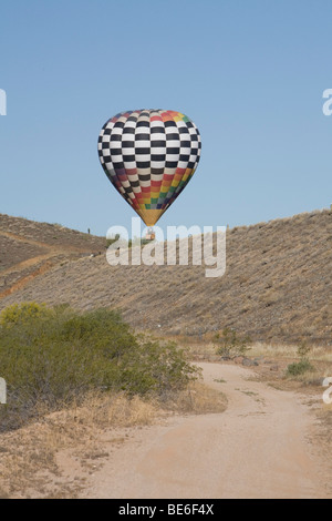 Ballonfahrt über die Wüste in Phoenix Arizona Stockfoto