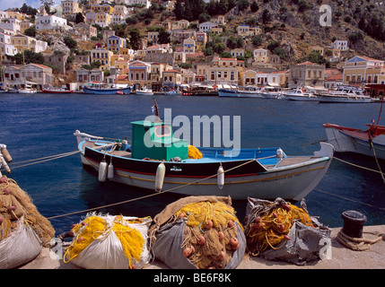 Hafen Sie bei Symi mit Fischerboot und Netze, Griechenland Stockfoto