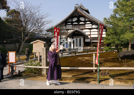 Buddhistischer Mönch vor Kodaiji Tempel, Higashiyama, Kyoto, Japan, Asien Stockfoto