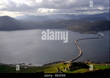 Die Brücke und Maulwurf vom Festland nach Runde Insel Norwegen Stockfoto