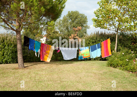 Bunte Wäsche an einer Wäscheleine hängen Stockfoto