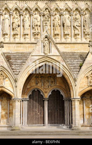 Portal mit Statuen von Heiligen im Dom St. Marien in Salisbury, Wiltshire, England, Vereinigtes Königreich, Europa Stockfoto
