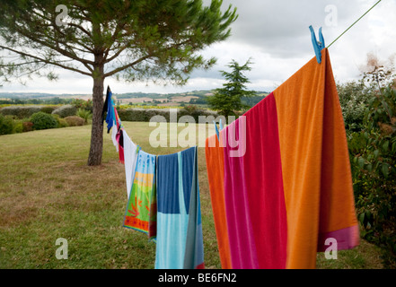 Bunte Wäsche an einer Wäscheleine hängen Stockfoto