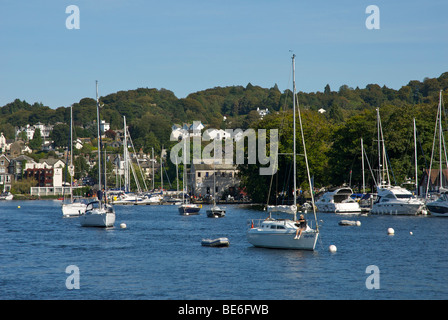 Bootfahren in Bowness Bay, Bowness-on-Windermere, Lake District National Park, Cumbria, England UK Stockfoto