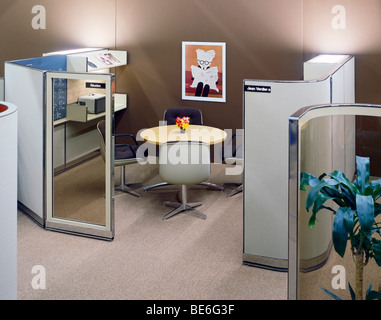1980er Jahre Büro-Tagungsraum im Open Space-Büro Stockfoto