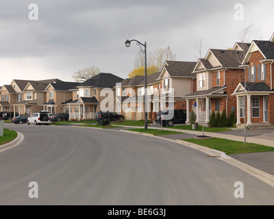 Neue Häuser auf einer neu gebauten Straße Stockfoto