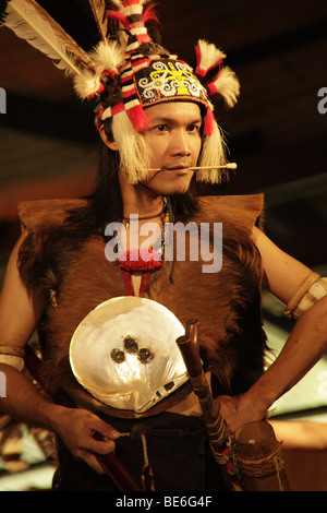 IBAN-Krieger mit Blasrohr in Sarawak Cultural Village in der Nähe von Kuching, Sarawak, Borneo, Malaysia, Südost-Asien Stockfoto