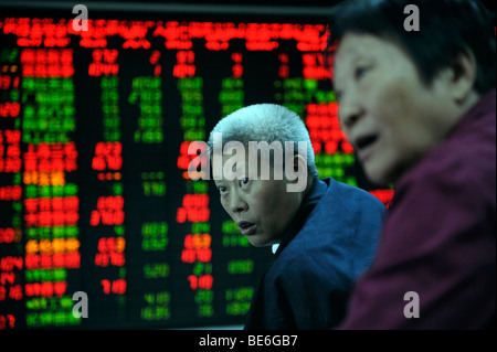 Anleger schauen Aktienindex Zitate bei einer Wertpapierfirma in Peking, China. 21 Sep 2009