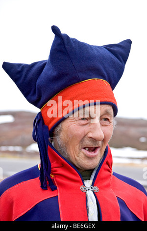 Älterer Sami Mann in traditioneller Kleidung zeichnet sich durch sein Zelt in der Nähe der Stadt Honningsvag, Norwegen. Stockfoto