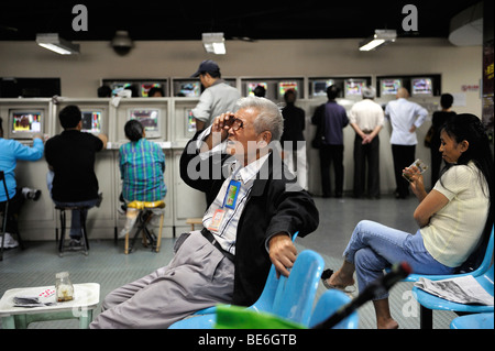 Investoren suchen auf Aktienindex Zitate bei einer Wertpapierfirma in Peking, China. 21 Sep 2009 Stockfoto