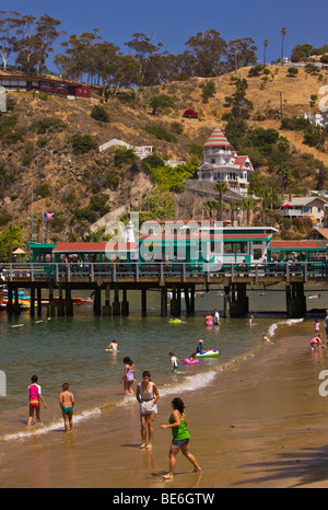 AVALON, Kalifornien, USA - Menschen am Strand in der Nähe von Vergnügen Pier im Hafen von Avalon Bay, Santa Catalina Island Stockfoto