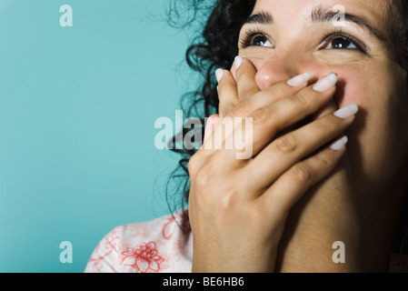 Frau den Mund mit den Händen, Porträt Stockfoto