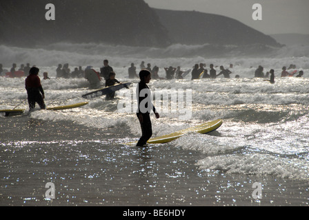 Surfer und Body Boarder in Brandung auf Perranporth Strand Cornwall UK Stockfoto