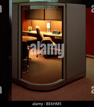 1980er Jahre Büro mit Glas-Trennwand in der Nacht Stockfoto