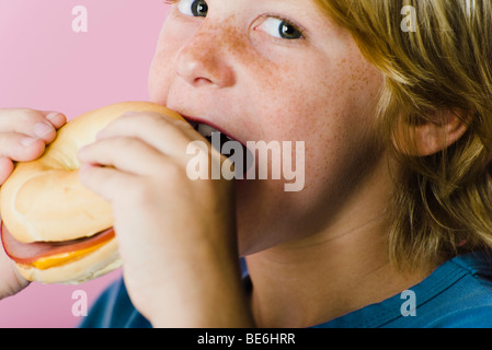 Junge, Schinken und Käse-Sandwich Essen Stockfoto