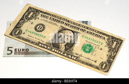 Euro und US-Dollar-Banknoten. Stockfoto