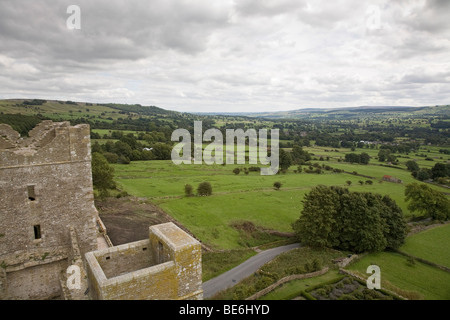 Blick vom hohen Stadtmauern über Burgruine, Dorf Häuser & schöne malerische Landschaft - Bolton Castle, Wensleydale, North Yorkshire, England, UK. Stockfoto