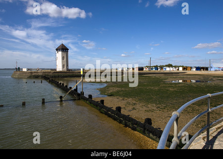 Die Hauptattraktion des Resorts sind bunt bemalt Strandhütten auf der Strandpromenade von Essex Küste Stadt von Brightlingsea Stockfoto