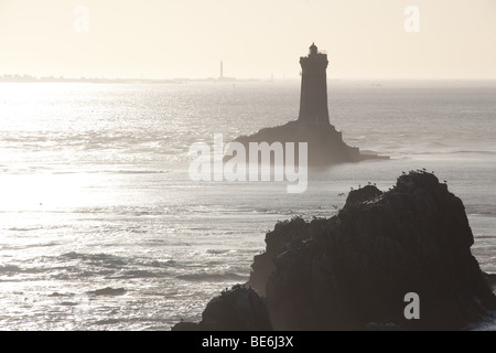 Pointe du Raz Küste Landschaft mit Leuchtturm und Sein Insel "Vieille", Bretagne Finistere, Frankreich Stockfoto