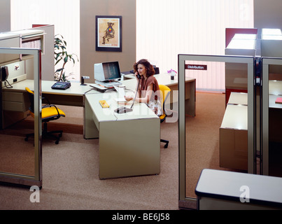 1980 s Open Space Office mit Frau am Telefon Frankreich Europa Stockfoto