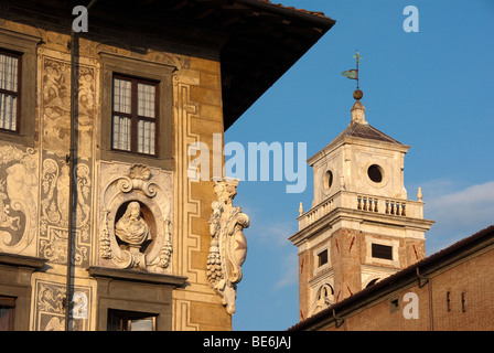 Dekorierte Fassade der Scuola Normale Superiore, Pisa mit Büste eines Grande Herzöge von Toskana und Glockenturm Stockfoto