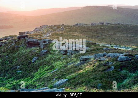 Moor und Felsen am Stanage Edge in den Peak District, Derbyshire, England Stockfoto