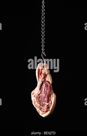 Steak von Fleischerhaken hängen Stockfoto