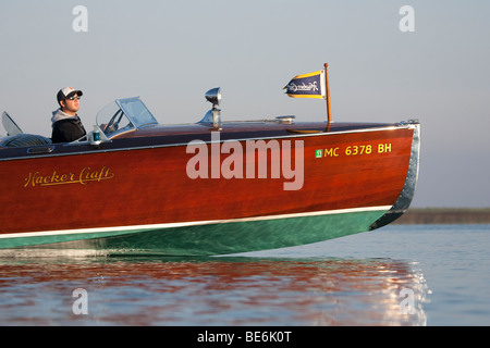 Einer antiken, hölzernen Hackercraft Boot mit Geschwindigkeit vorbeifahren. Stockfoto