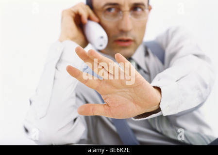 Geschäftsmann auf Telefonanruf machen Stop Geste mit der hand Stockfoto