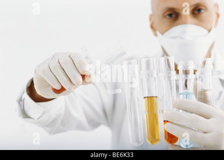 Forscher, die Übertragung von Flüssigkeit Reagenzglas Stockfoto