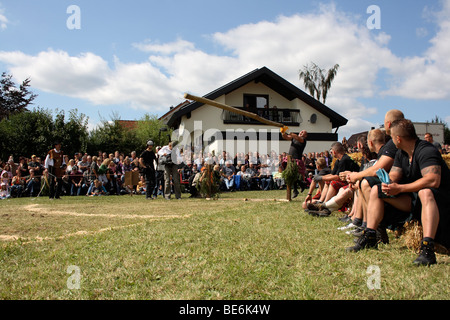 Disziplin Caber Toss, Highland Games in Kreenheinstetten, Sigmaringen District, Oberschwaben, Baden-Württemberg, Deutschland, Eur Stockfoto