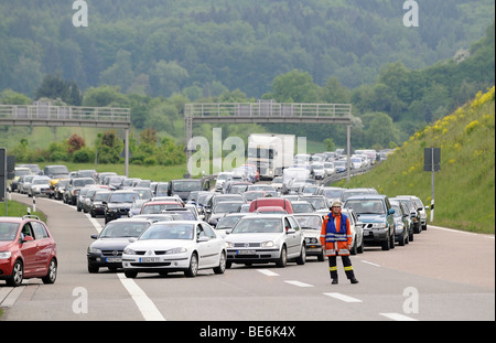 Stau auf der A 81 Leonberg-Heilbronn vor Engelberg Tunnel nach einem Unfall, Baden-Württemberg, Deutschland, Europa Stockfoto