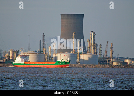 Frachtschiff auf Fluss Humber passieren Saltend Power Station Stockfoto