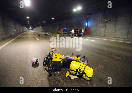 Tödlicher Verkehrsunfall mit einem Motorrad in Engelberg Tunnel auf der A 81 Stuttgart - Heilbronn, Leonberg, Baden-Württemberg, G Stockfoto