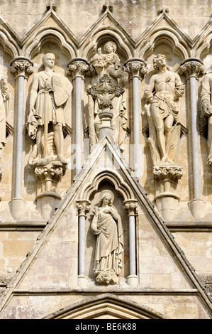 Heiligen an der Fassade des Dom St. Marien in Salisbury, Wiltshire, England, Vereinigtes Königreich, Europa Stockfoto