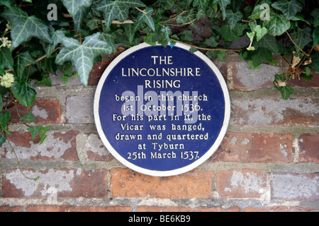 Blaue Plakette Zum Gedenken an den Lincoln Rising vom 1. Oktober 1536 vor der St James's Church in Louth, Lincolnshire Stockfoto