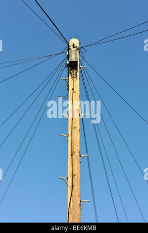 Typische englische Freileitung Turm für Niedervolt-Linien, England, Vereinigtes Königreich, Europa Stockfoto