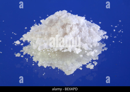 Mephedron 4-Methylmethcathinone (4-MMC) Pulver mit einem blauen Studio-Hintergrund. Eine juristische hoch als rechtliche MDMA Pulver verkauft werden. Stockfoto