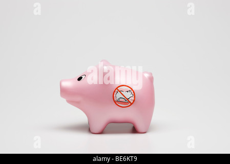 Schweinegrippe-Konzept, Spielzeug Schwein mit Symbol "keine Schweine" auf Seite Stockfoto