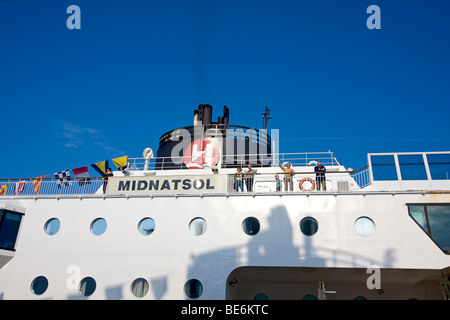 Passagiere-Welle aus MS Midnatsol, einer der 12 Hurtigruten Schiffe mit Passagieren und Fracht entlang der norwegischen Küste. Stockfoto