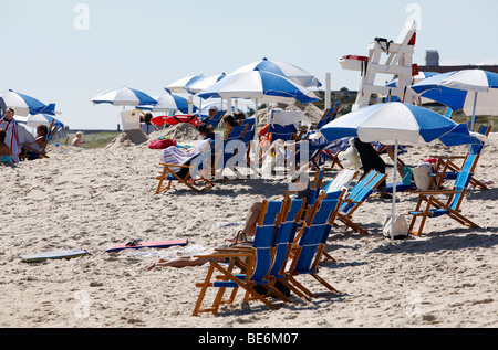 Menschen am Strand Sonnenschirme, Southhampton, New York Stockfoto