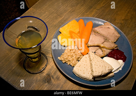 Typische Mahlzeit bei Viking zu Chieftans Hauses an das Lofotr Wikingermuseum in Borg, Norwegen. Stockfoto