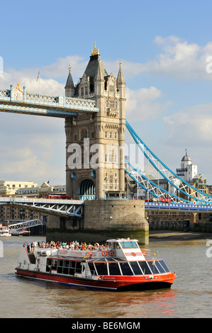 Blick auf die Themse mit dem Sightseeing-Boot Red Rover und das Museum Schiff HMS Belfast, London, England, Vereinigtes Königreich, Stockfoto