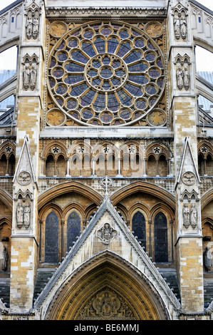 Westminster Abbey, Detailansicht des nördlichen Querschiffs mit Rosette und Portal Bögen, London, England, Vereinigtes Königreich, Eur Stockfoto