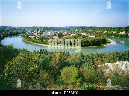 Schleife des Flusses Inn mit der alten Stadt, Wasserburg, Oberbayern, Deutschland, Europa Stockfoto