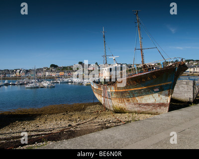 Altes Fischerboot im Hafen von Camaret Sur Mer, Bretagne, Frankreich Stockfoto