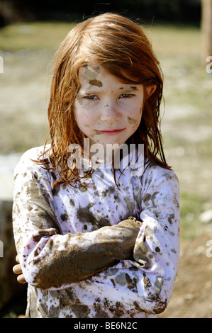 Kind völlig bedeckt im Schlamm, schmutzig, wild, untypische Mädchen Stockfoto